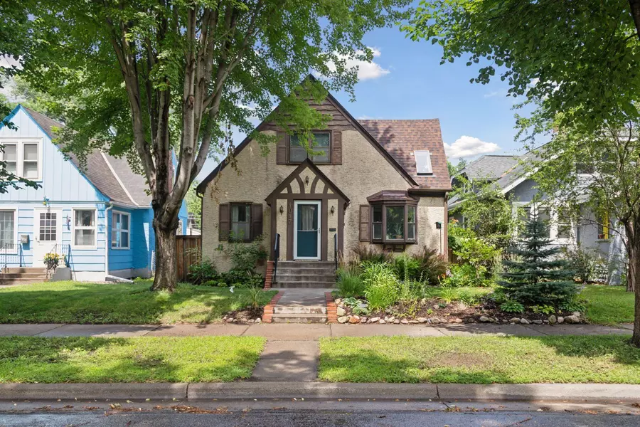 1017 Hawthorne AVE E, Saint Paul, MN 55106