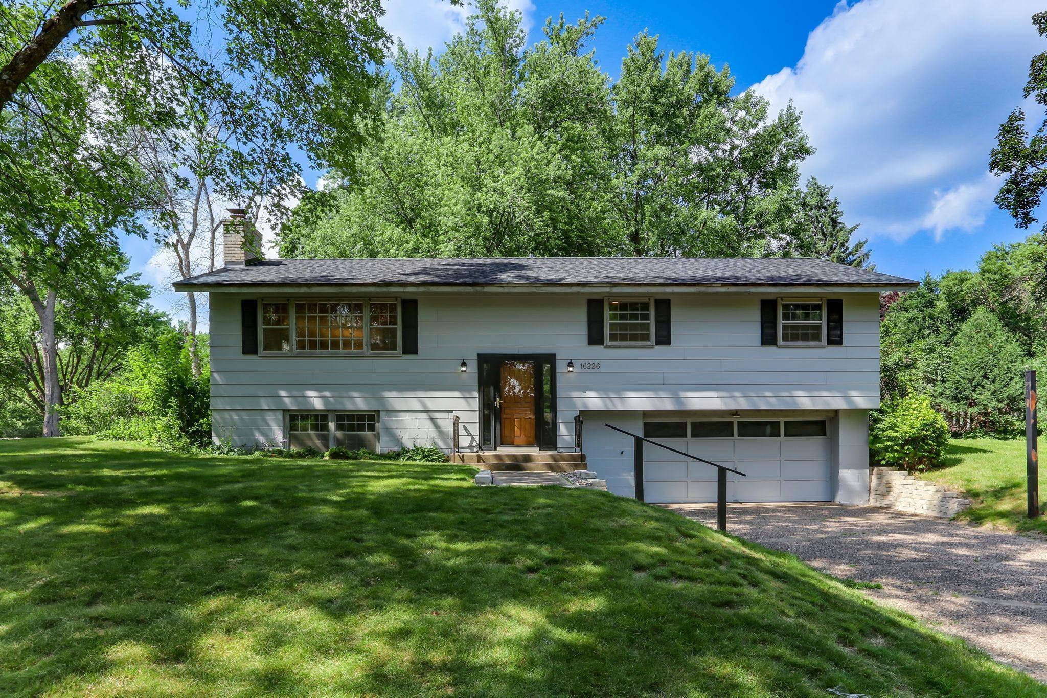 16226 Woodland LN, Minnetonka, MN 55345