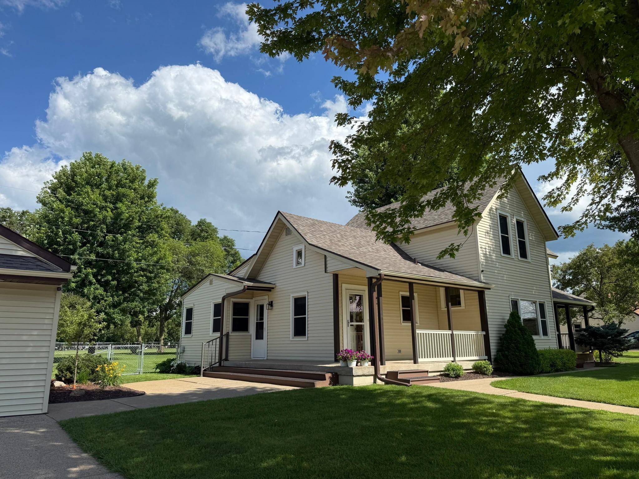 Faribault, MN 55021,221 22nd AVE SW