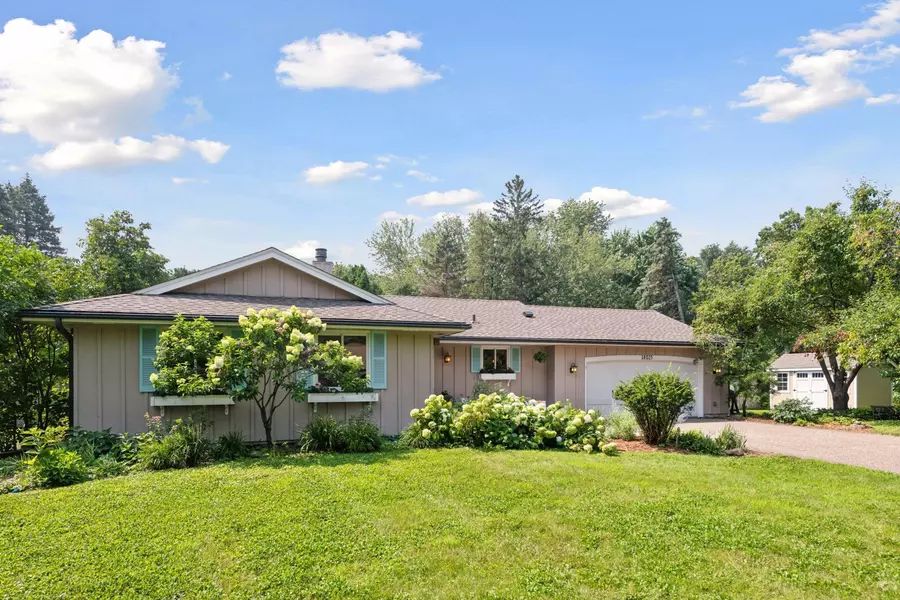 18025 Hummingbird RD, Deephaven, MN 55391