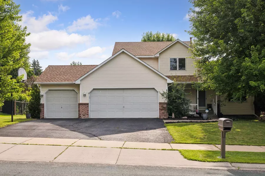 8688 Vagabond LN N, Maple Grove, MN 55311
