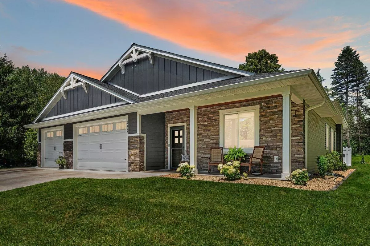 River Falls, WI 54022,429 River Hills RD