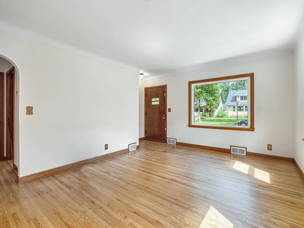 Saint Paul, MN 55106,1008 Hawthorne AVE E