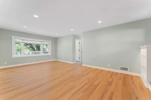Minnetonka, MN 55305,2248 Windsor Lake DR