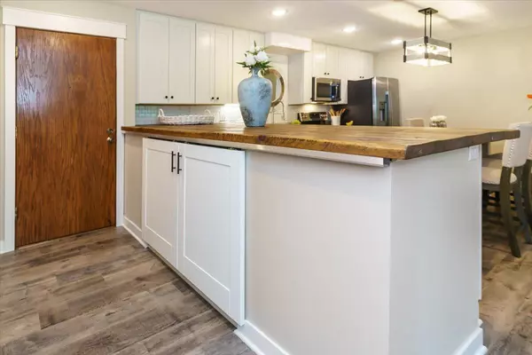 Minnetonka, MN 55305,10501 Cedar Lake RD #404