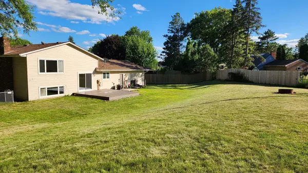 North Saint Paul, MN 55109,2825 Hilltop CT