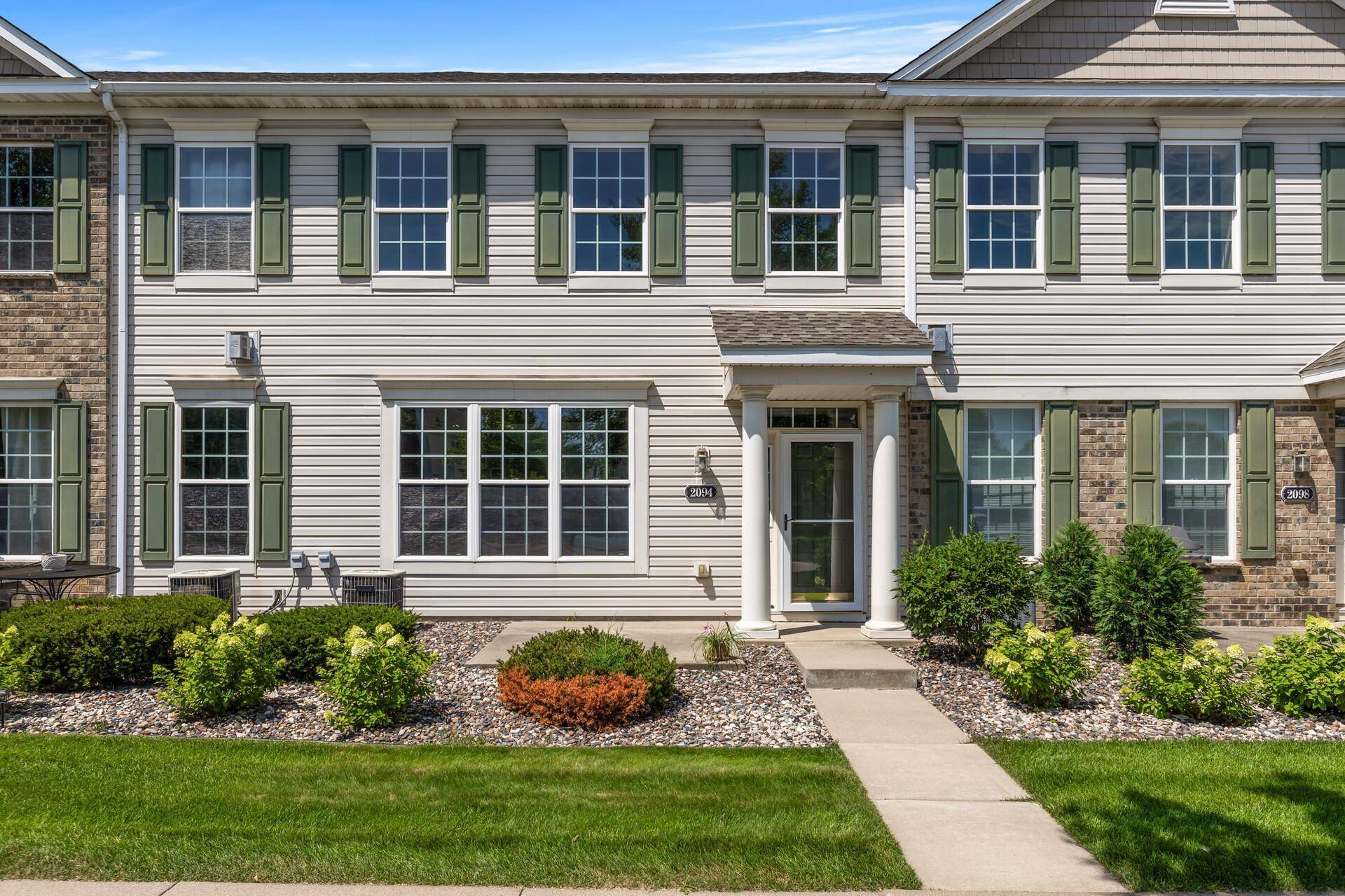 2094 Clover Ridge DR, Chaska, MN 55318