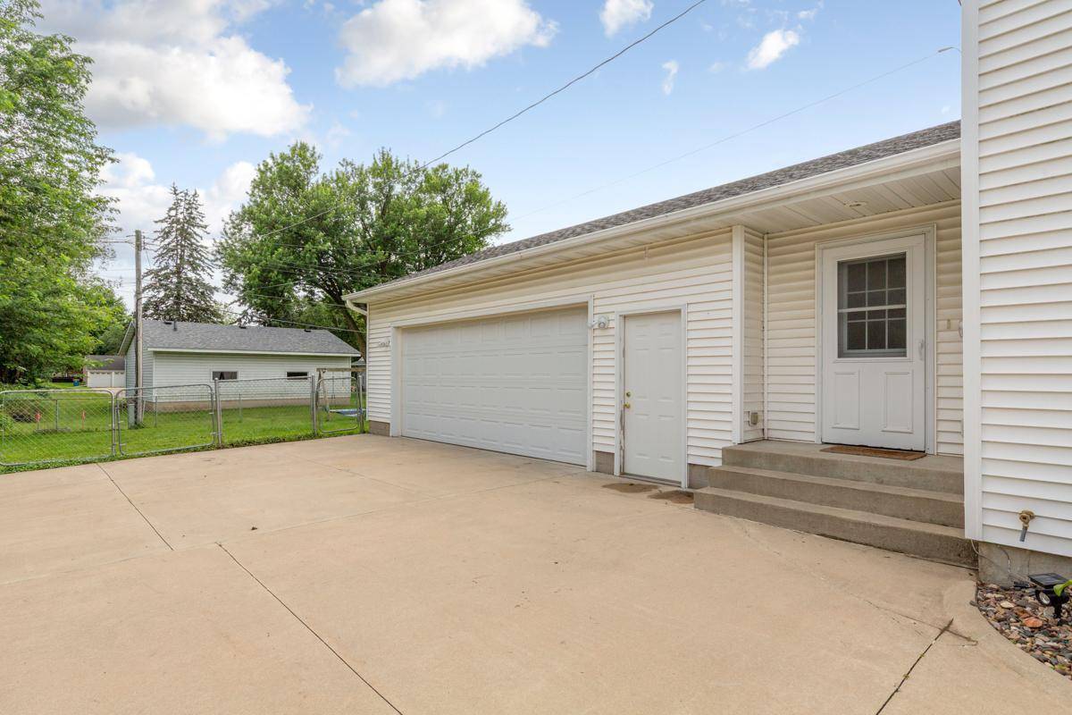 Owatonna, MN 55060,215 Plainview ST