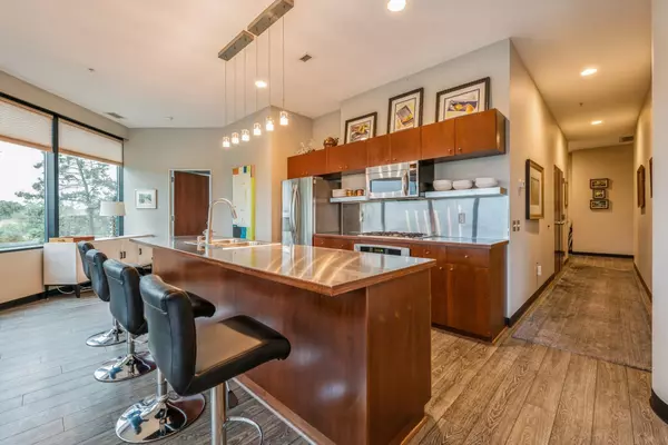 Hopkins, MN 55343,5601 Smetana DR #313