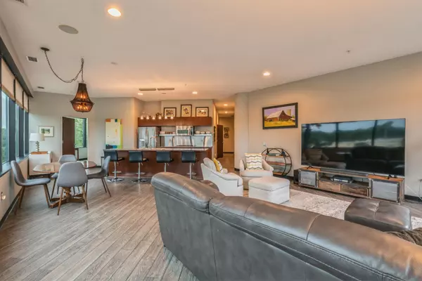 Hopkins, MN 55343,5601 Smetana DR #313