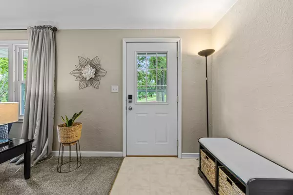 Roseville, MN 55113,951 Orchard LN