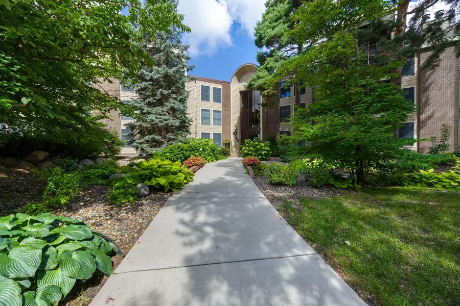 8549 Irwin RD #235, Bloomington, MN 55437