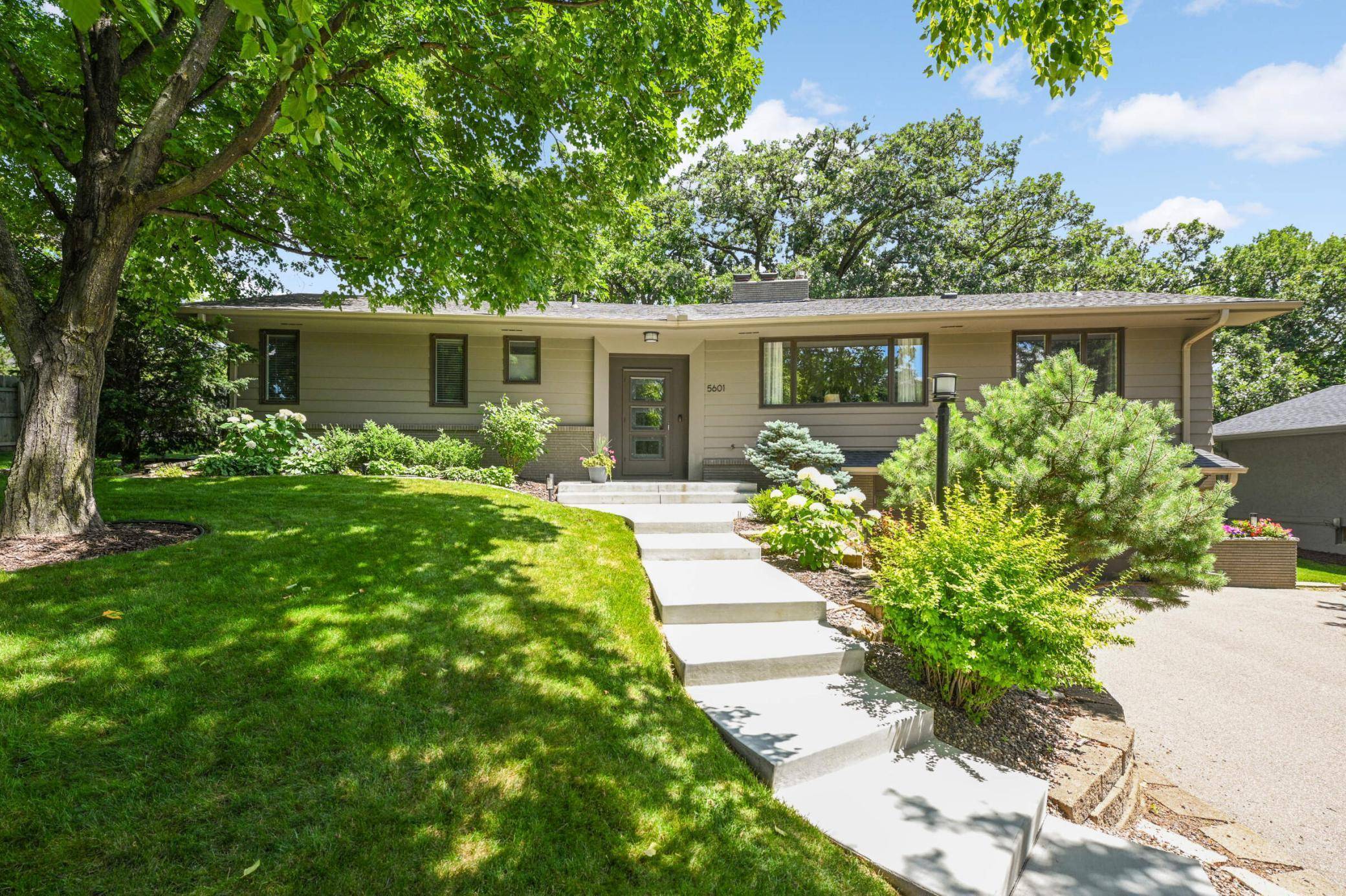 5601 Interlachen CIR, Edina, MN 55436