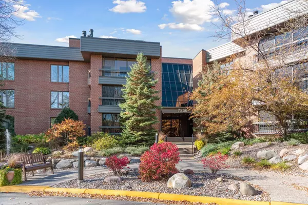 7250 Lewis Ridge Pkwy #102, Edina, MN 55439