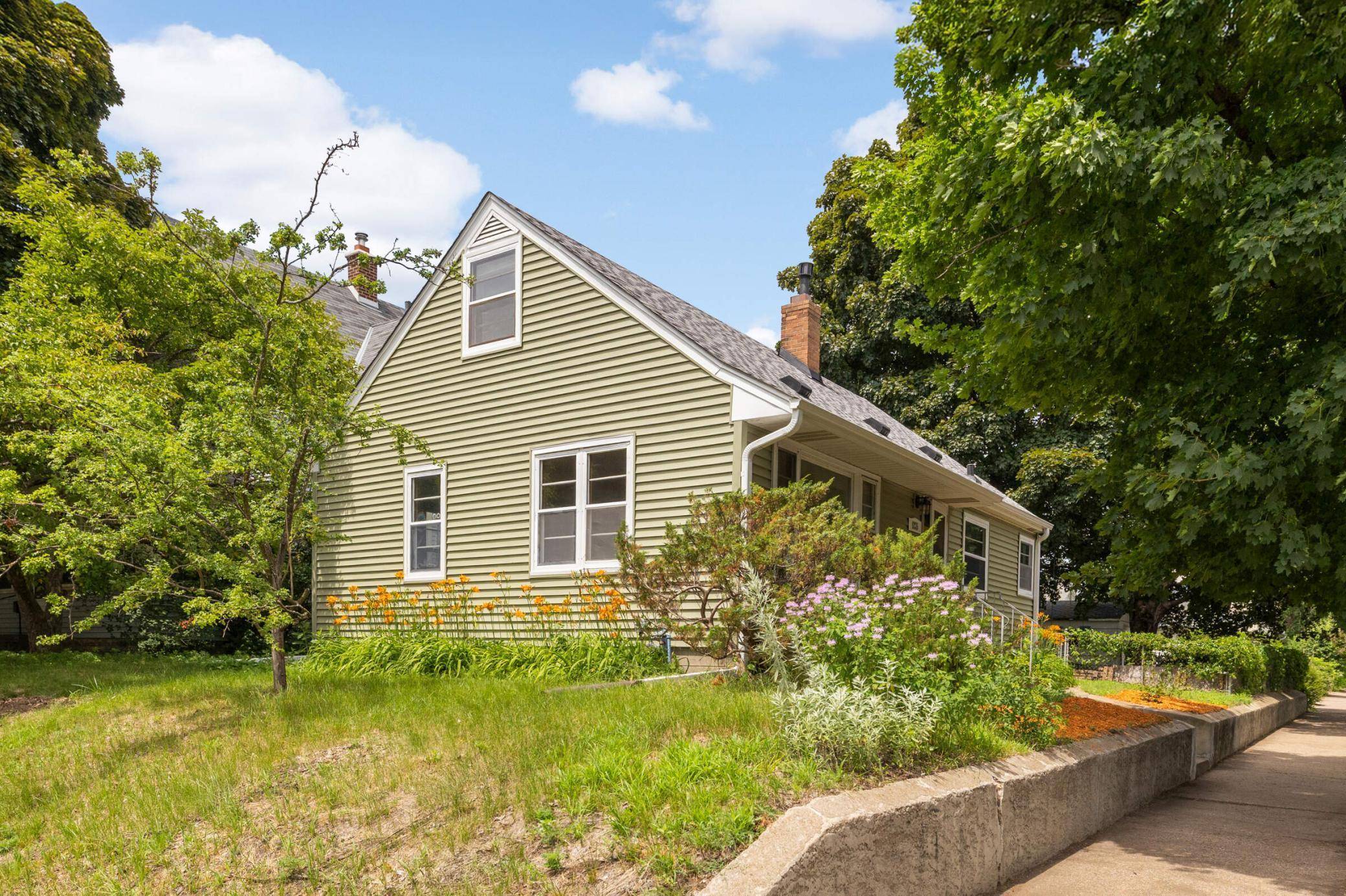 Saint Paul, MN 55104,605 Griggs ST N