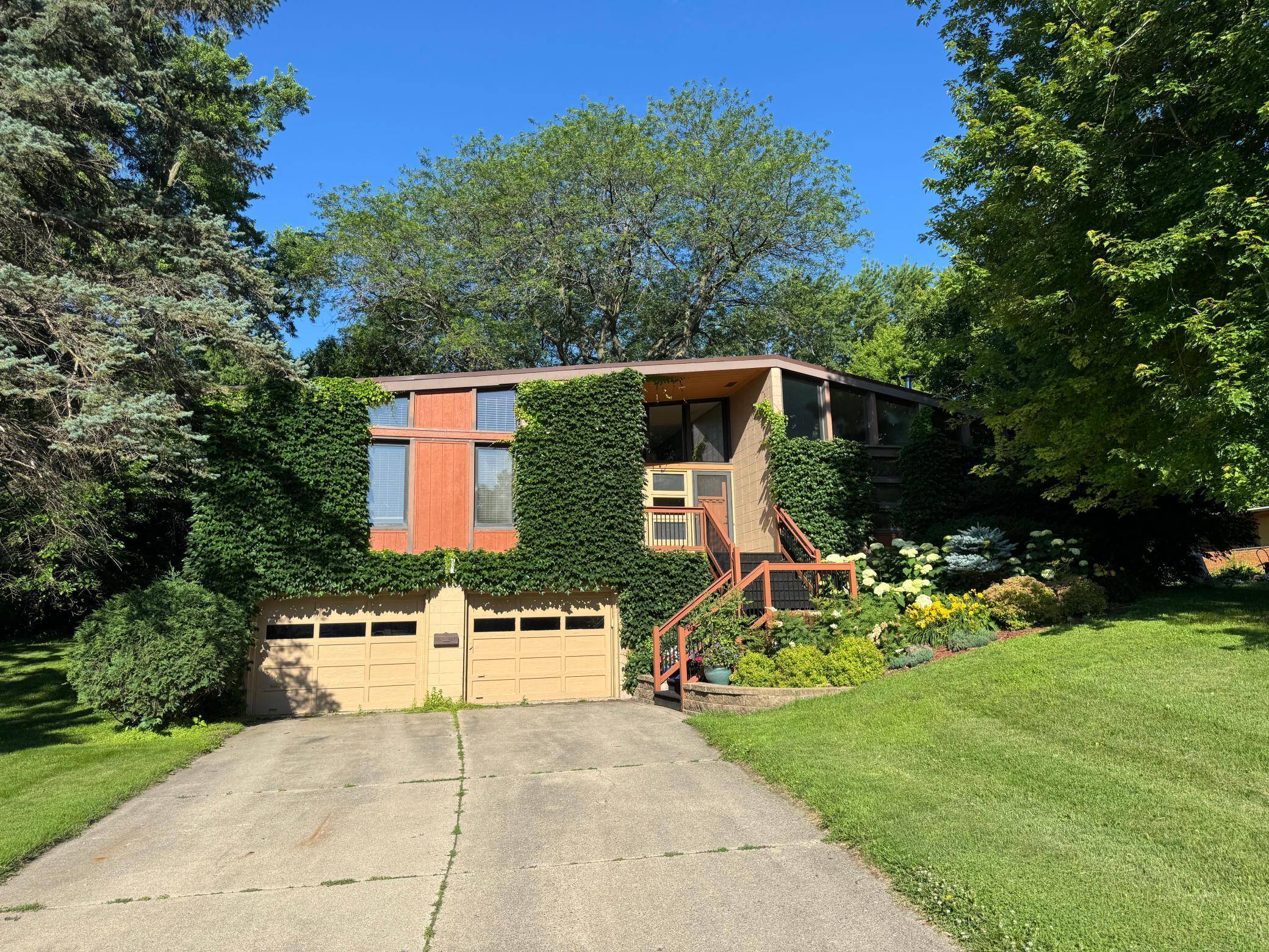 Owatonna, MN 55060,360 Thomas AVE