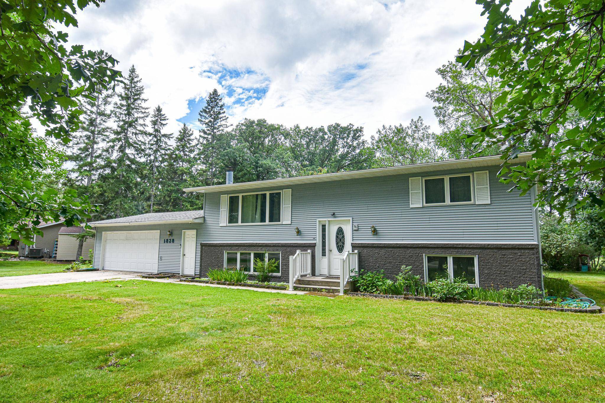 1828 Robin Hood DR, Thief River Falls, MN 56701