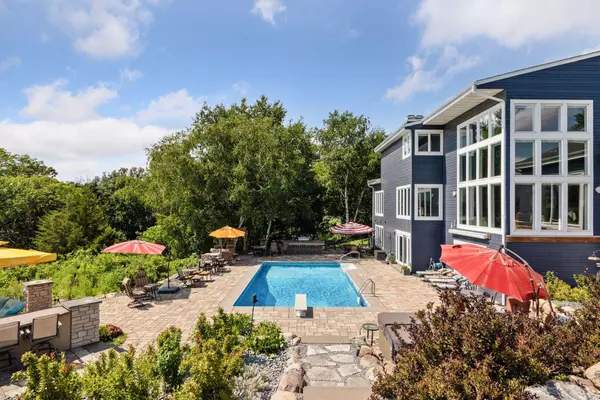 10460 Bluff CIR, Chanhassen, MN 55318