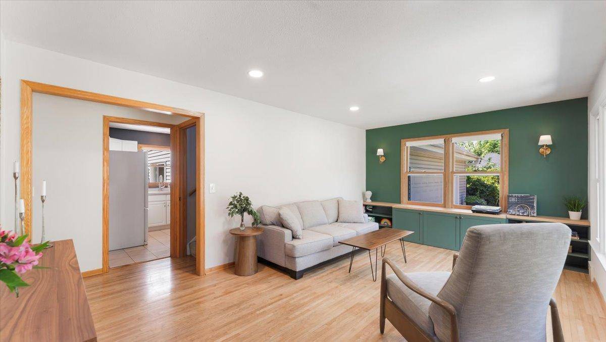 Arden Hills, MN 55112,1858 Beckman AVE