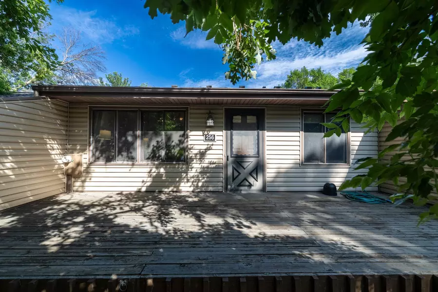 256 River Woods LN, Burnsville, MN 55337