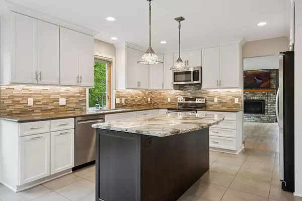 Mendota Heights, MN 55120,2489 Mendota Heights CIR