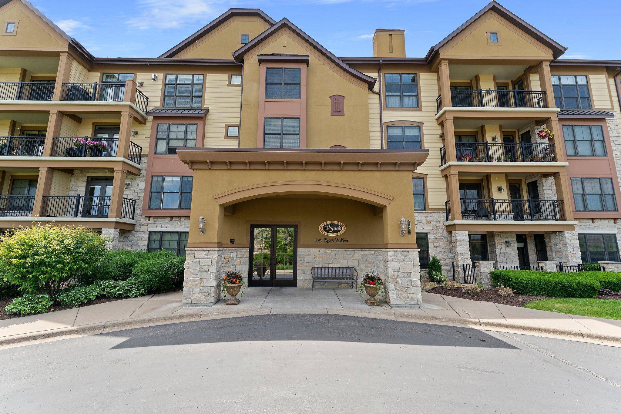 Mendota Heights, MN 55118,1320 Riverside LN #112