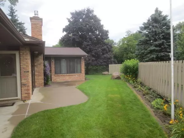 1160 Black Oaks LN N, Plymouth, MN 55447