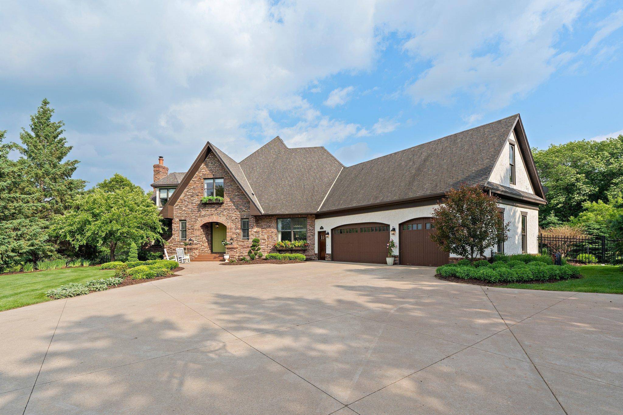 Chanhassen, MN 55317,9921 Deerbrook DR