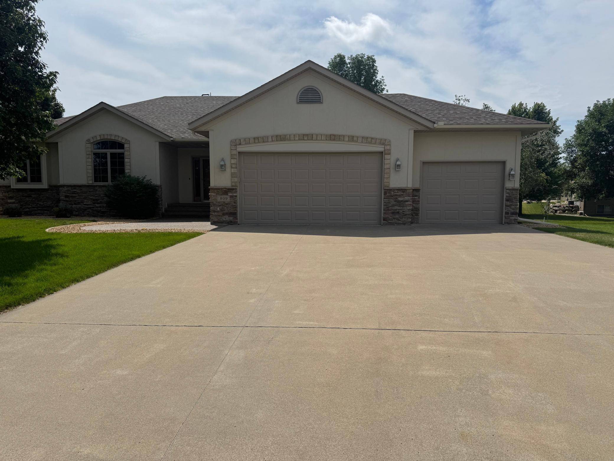 809 Horizon CT, Belle Plaine, MN 56011