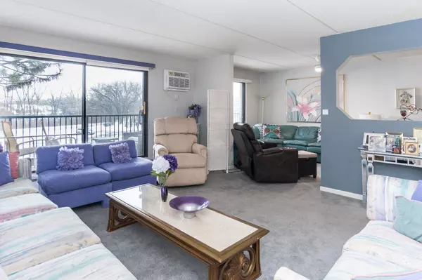 Minnetonka, MN 55305,10411 Cedar Lake RD #301