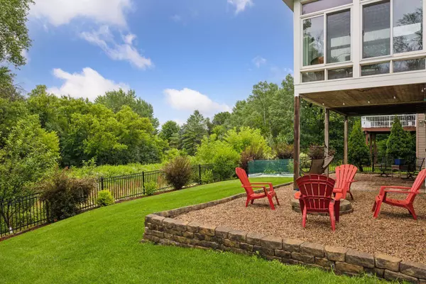 1048 Rosemary CIR, Chaska, MN 55318
