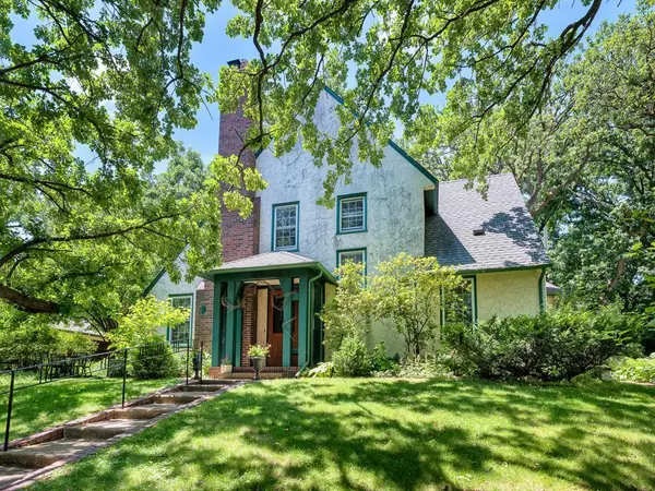 25 Benhill RD, Saint Paul, MN 55105
