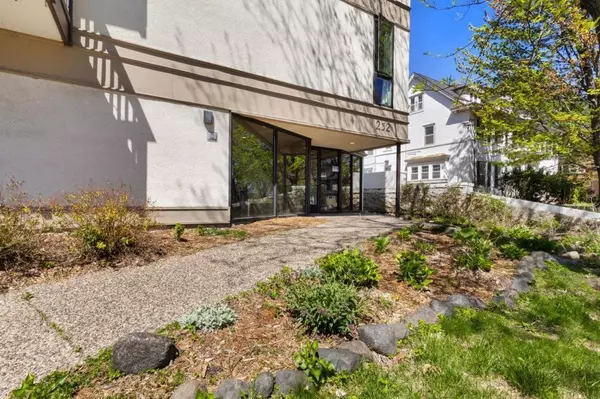 Minneapolis, MN 55404,232 W Franklin AVE #205