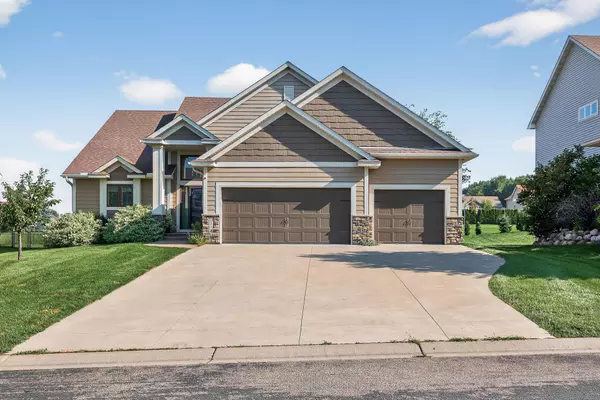 1353 Ridge LN, Shakopee, MN 55379