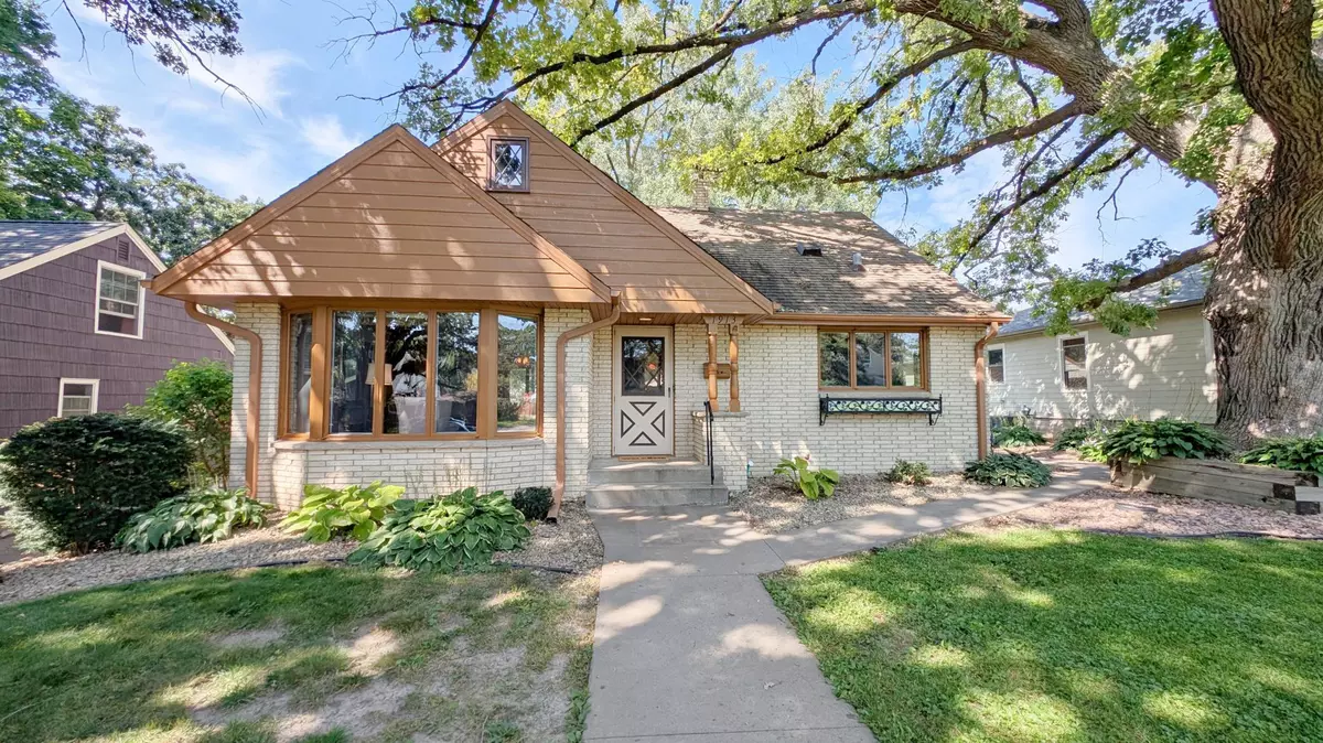 Lauderdale, MN 55113,1913 Malvern ST