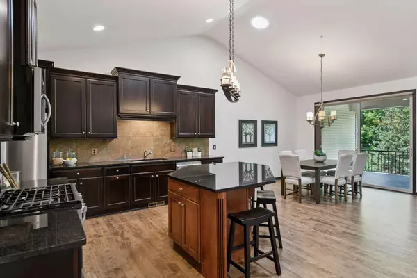 Chanhassen, MN 55317,8627 Lake Riley DR