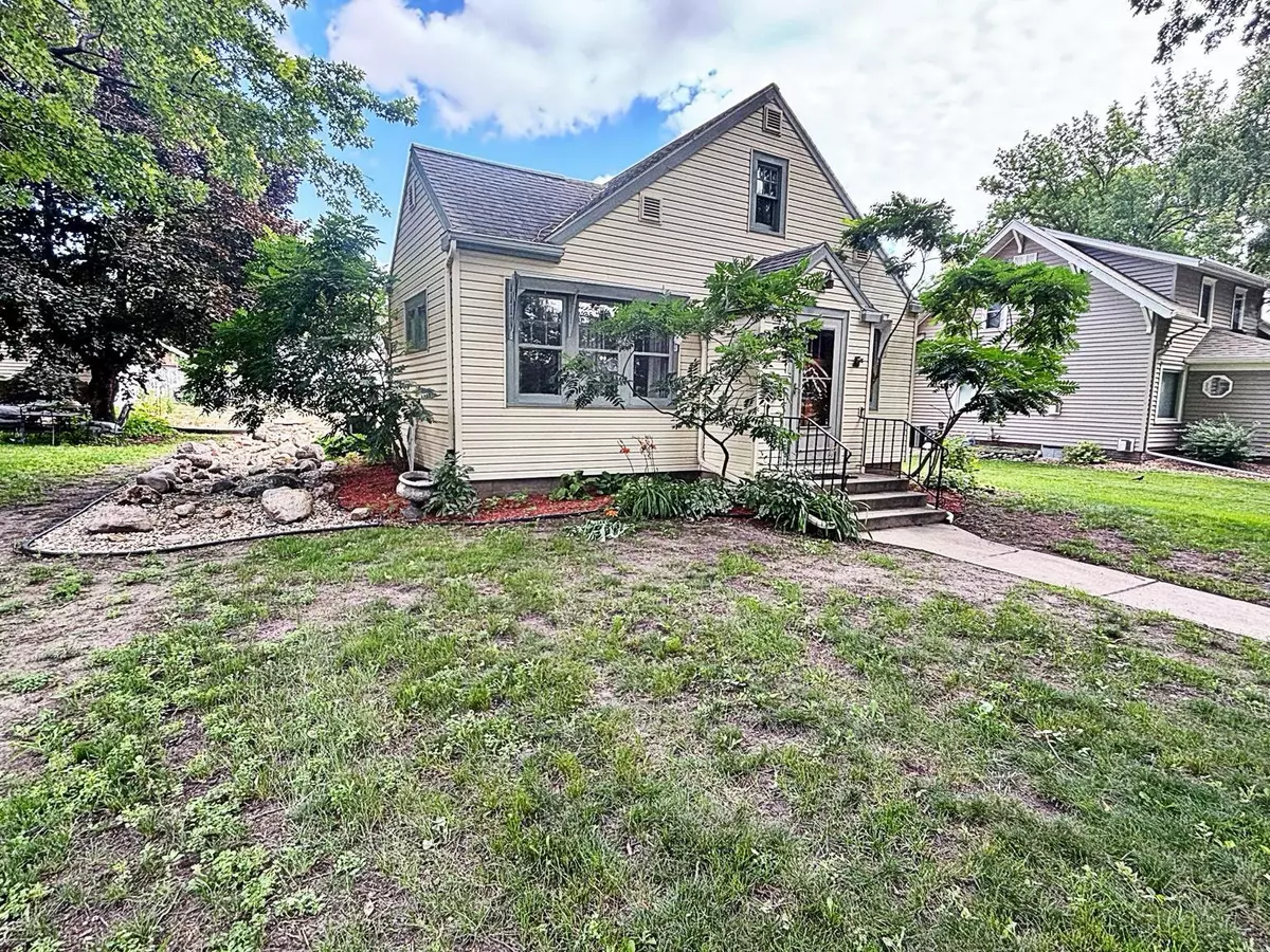 Redwood Falls, MN 56283,419 E 3rd ST