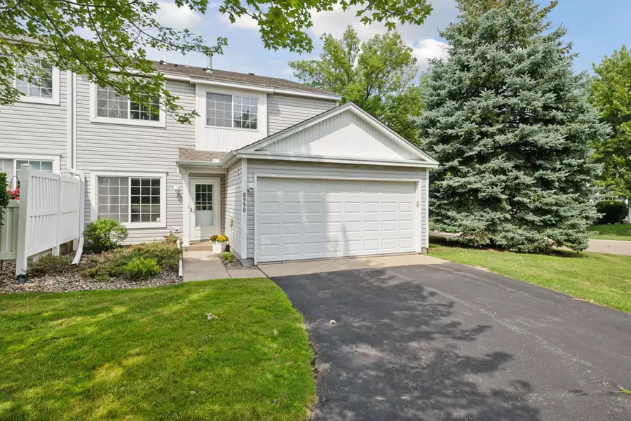 8990 Scarlet Globe DR, Eden Prairie, MN 55347