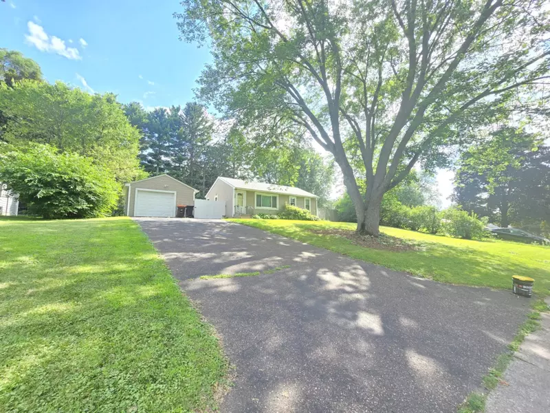 1694 Laurie RD E, Maplewood, MN 55109