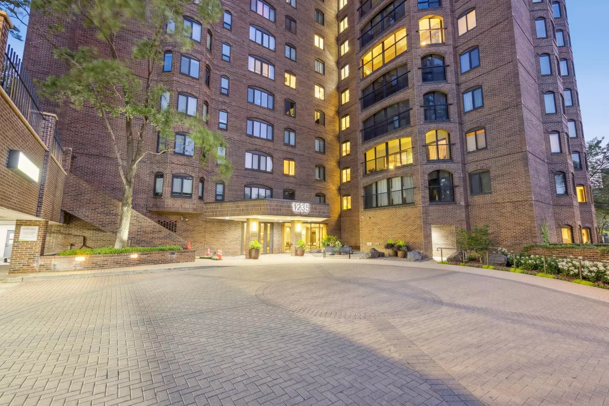 Minneapolis, MN 55403,1235 Yale PL #1701