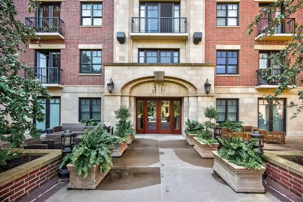 Saint Paul, MN 55102,370 Marshall AVE #306