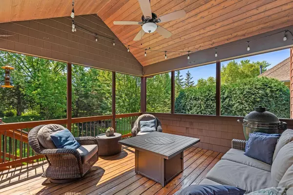 Chanhassen, MN 55317,9905 Trails End RD