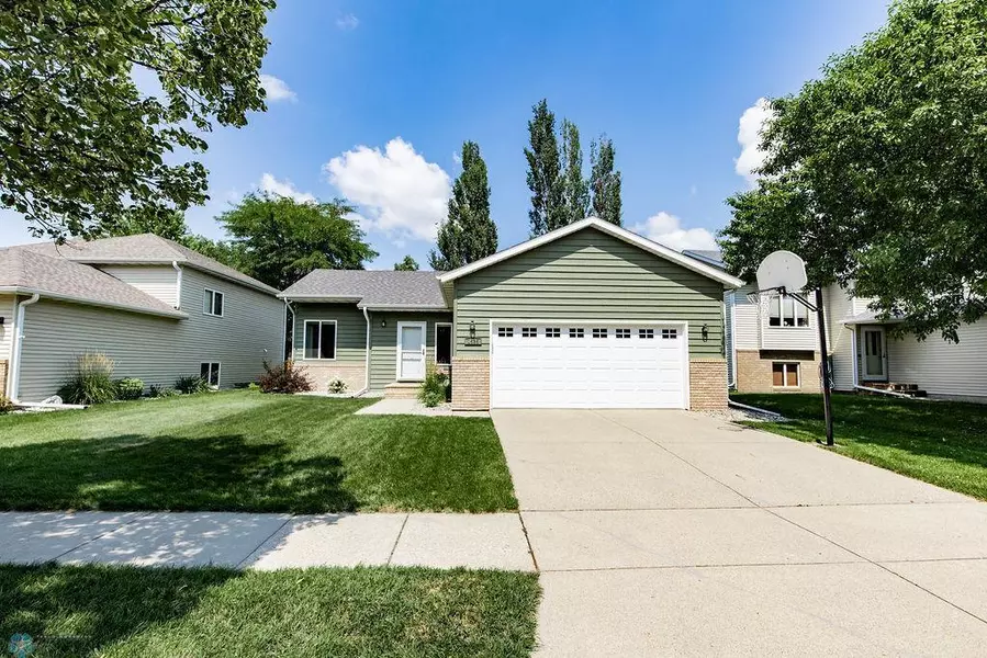 1525 29th AVE S, Fargo, ND 58103