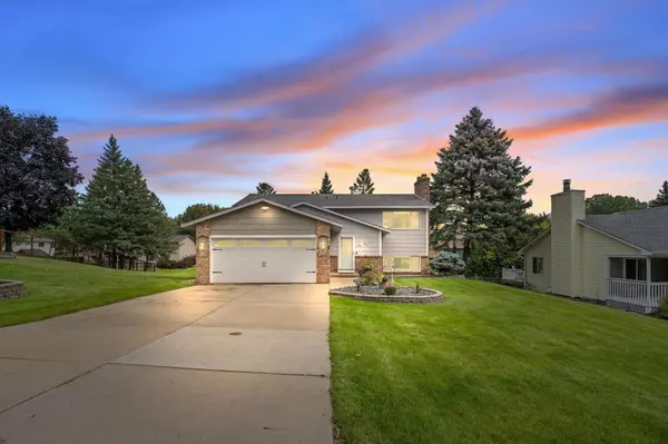 7504 Upper 24th ST N, Oakdale, MN 55128