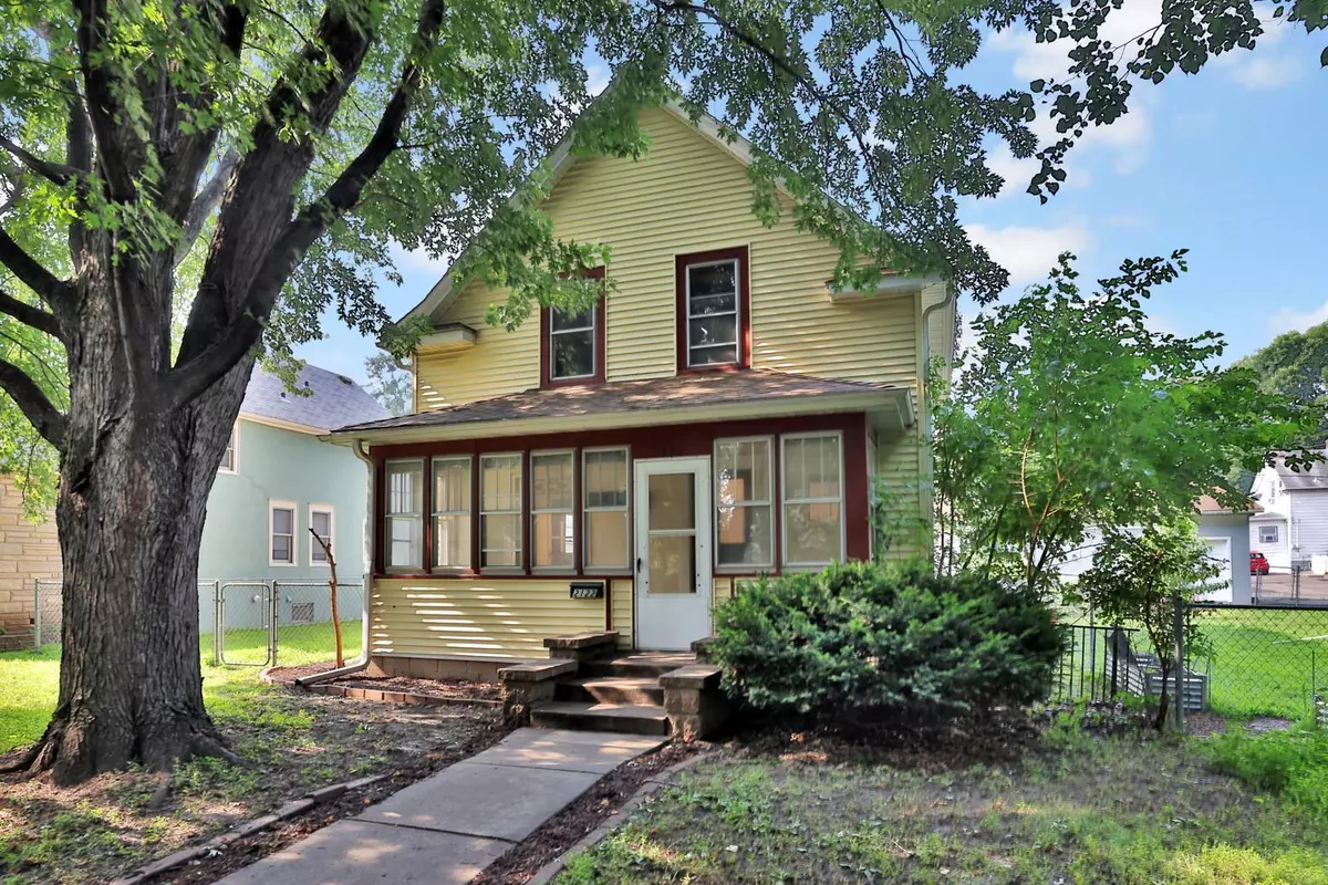 Saint Paul, MN 55104,2122 Temple CT