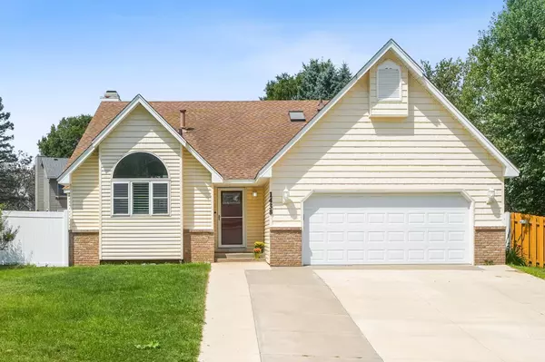 1438 Corral LN, Woodbury, MN 55125