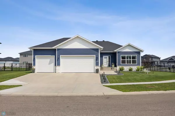 3037 Prairie Farms CIR S, Fargo, ND 58104