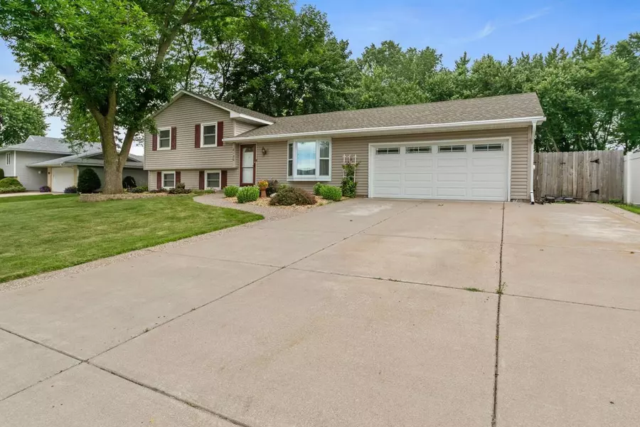 8120 77th ST S, Cottage Grove, MN 55016