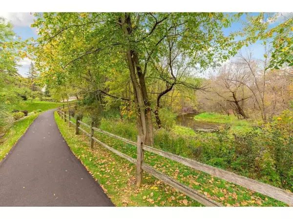 Minnetonka, MN 55305,3020 Saint Albans Mill RD #303