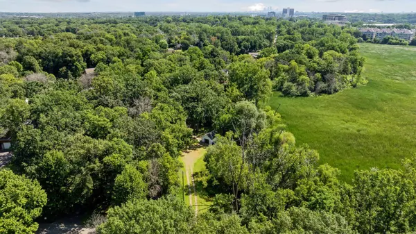 Minnetonka, MN 55305,413 Sunnyvale LN